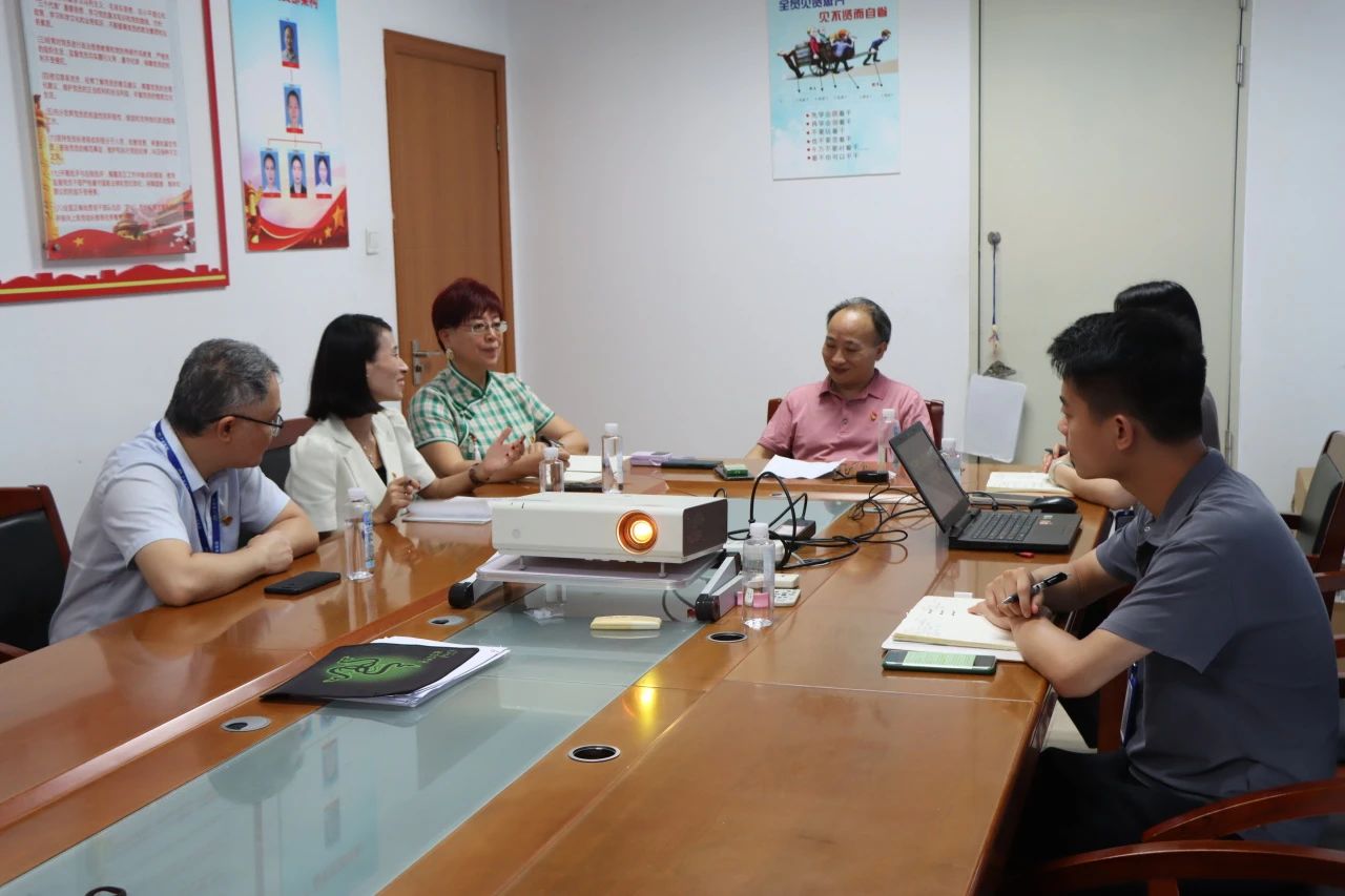 党旗飘扬，，共庆绚烂