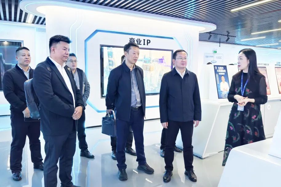 铜仁市大数据局党组书记、局长雷宏一行莅临尊龙Z6官方网站集团旅行交流