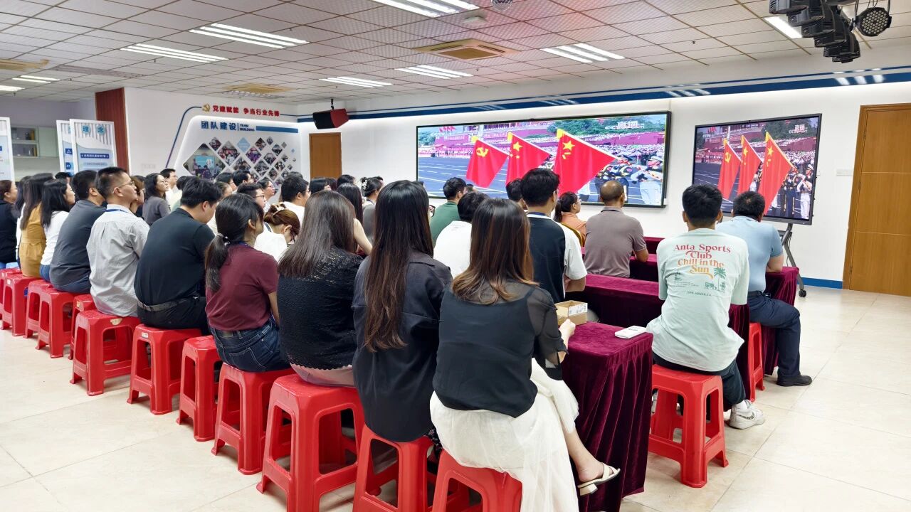 尊龙Z6官方网站集团丨凝聚爱国磅礴实力！！！集团组织全员寓目阅兵仪式